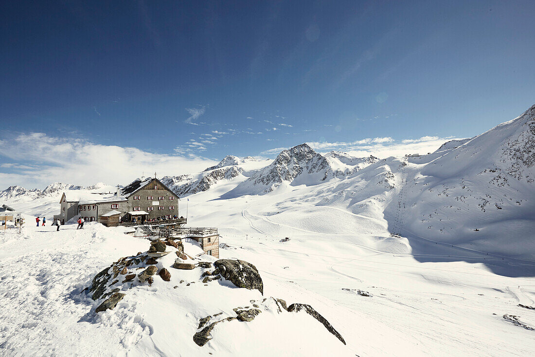 Schöne Aussicht Hütte und Winter Bergpanorama mit Schnee, Schnalstaler Gletscher, Südtirol, Italien