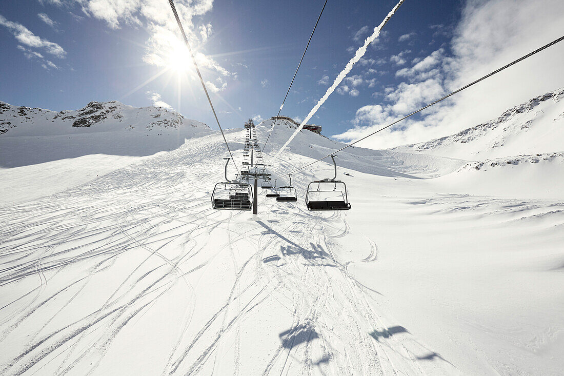 Sessellft und Tiefschneehang im Skigebiet, Schnalstaler Gletscher, Südtirol, Italien