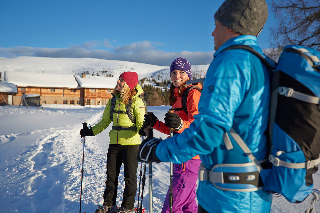 Gruppe von Schneeschuhgehern vor Hütte, Kreuzwiesenalm, Lüsen, Südtirol, Italien