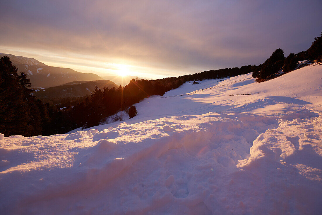 Berge bei Sonnenuntergang, Kreuzwiesenalm, Lüsen, Südtirol, Italien