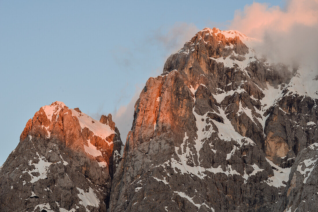 Alpenglühen an den Gipfeln des Prisojnik Bergmassiv mit Wolken im Sonnenuntergangslicht, Prisanc, von der Krnica-Hütte (Dom Krnica), Sava Tal, Vrši-Pass, Triglav Nationalpark, Julische Alpen, Slowenien, Europa