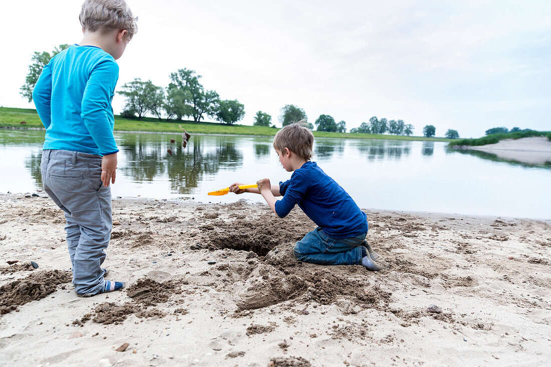 Kinder beim Spielen im Sand, Zelten am Fluss, Familienfahrradtour an der Elbe, Elberadweg, Flussaue, Elbwiesen, Elberadtour von Torgau nach Riesa, Sachsen, Deutschland, Europa