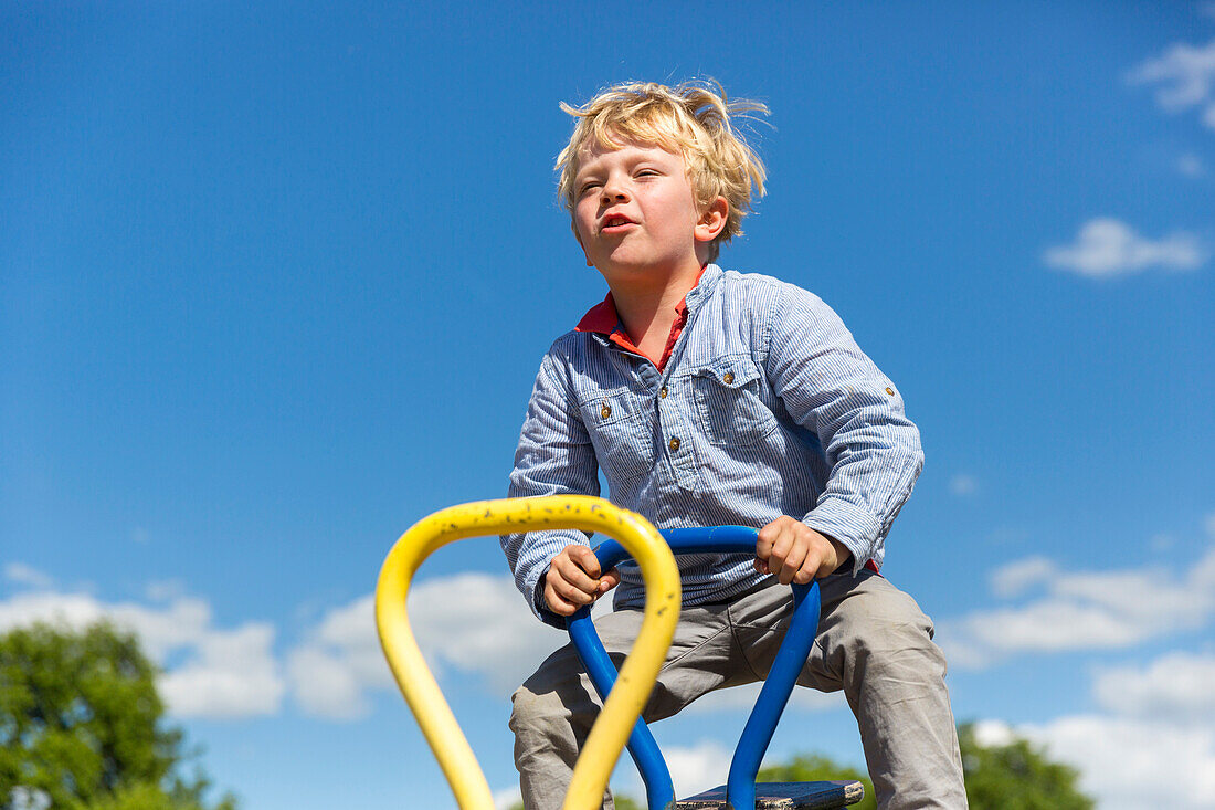 Junge auf der Wippe beim Springen, 4 Jahre alt, MR, Riesa, Sachsen, Deutschland, Europa