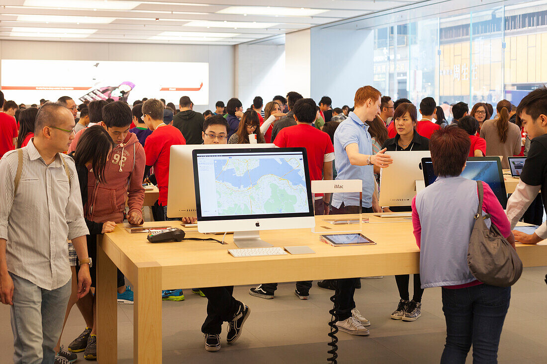 Kunden im heute eröffneten Apple-Store in Causeway Bay, Computer, iPhone, iMac, iPad, Apple extrem erfolgreich in China, Hongkong, China, Asien