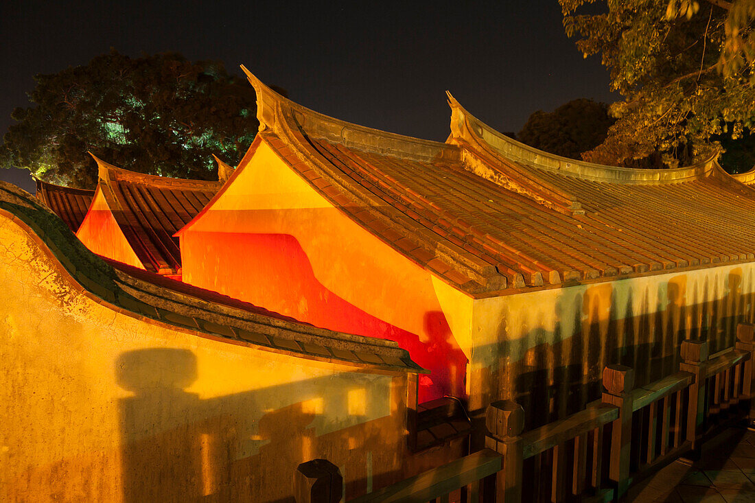Tempelgebäude am Abend, traditionell geschwungenes Dach, Jincheng, Insel Jinmen, Kinmen, Quemoy, Taiwan, Asien