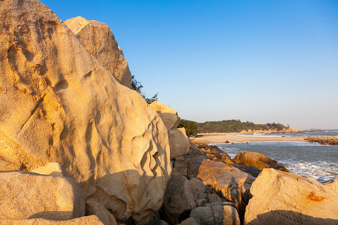 Strand auf der Insel Jinmen im Abendlicht, Ou Cuo Sandy Beach, Insel Jinmen, Kinmen, Quemoy, Taiwan, Asien