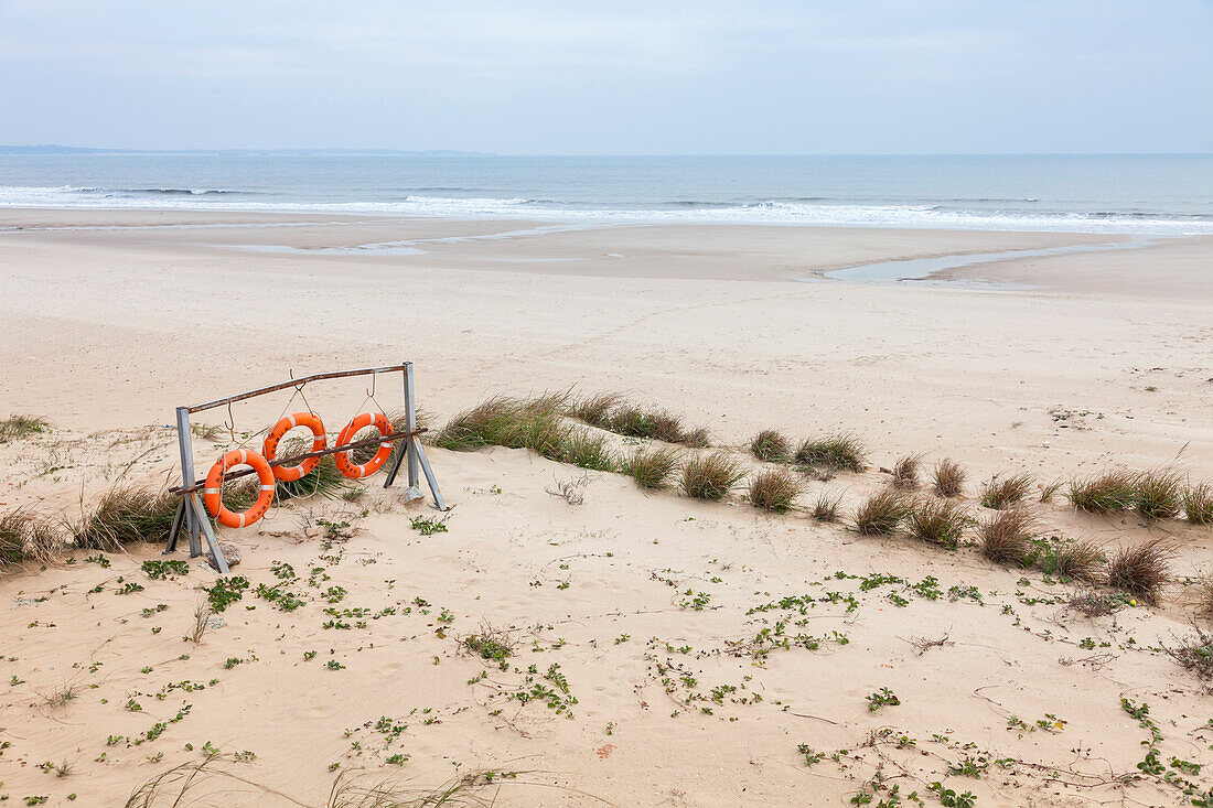 Strand auf der Insel Jinmen, Sand, drei Rettungsringe, Insel Jinmen, Kinmen, Quemoy, Taiwan, Asien