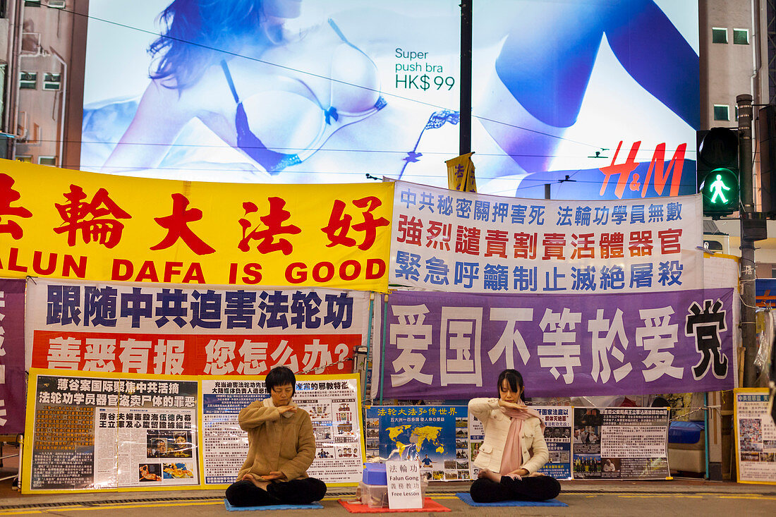 Demonstration von Falun Gong Anhängern auf der Straße, meditieren, Spruchbänder, Unterwäsche Werbung,  HundM, Bürgersteig, Fa Lun Gong, Li Hongzhi, Einkaufsgegend Causeway Bay, Schilder, Werbung, chinesische Schriftzeichen, Straßenszene, Hongkong, China, As