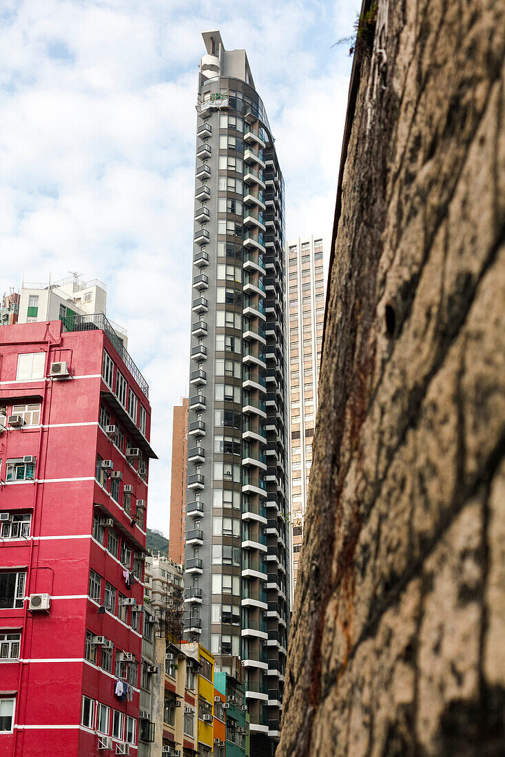 Schmales Hochhaus, rotes Wohnhaus, Mauer, Einkaufsgegend Causeway Bay, Straßenszene, Hongkong, China, Asien
