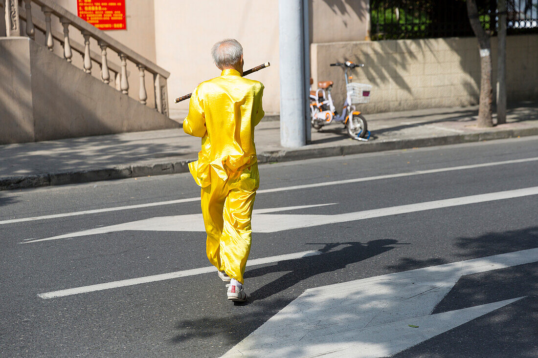 Alter Mann spielt Flöte, leuchtend gelbe Kleidung aus Seide, kommt aus dem Park, Straßenszene, Putuo District, Schanghai, Shanghai, China, Asien