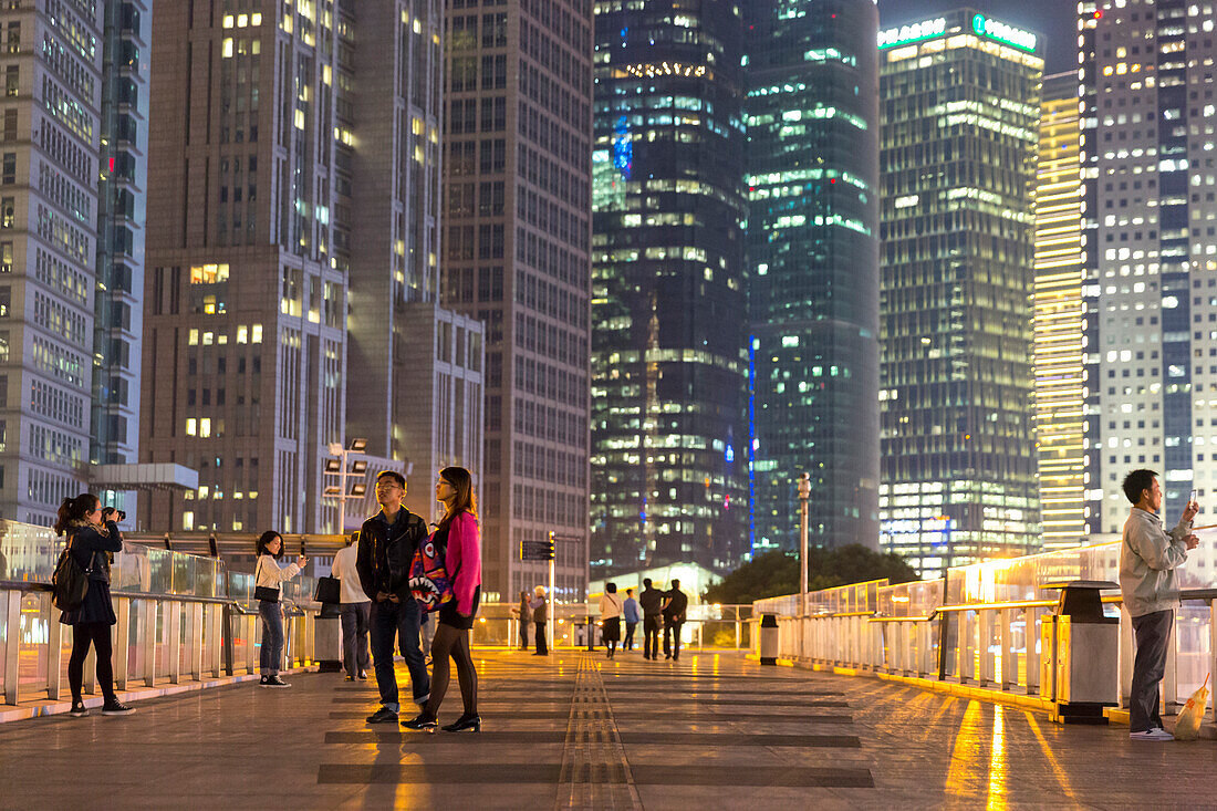 Nacht in Pudong, Besucher auf Brücke vor Hochhäusern, Hochhauskulisse, Lichter, beleuchtete Büros, Financial District, Schanghai, Shanghai, China, Asien