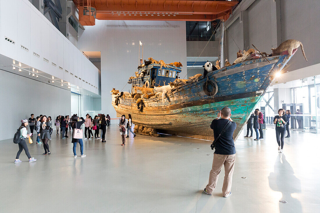 Installation The Ninth Wave, Boot mit Tieren, Arche Noah, Besucher, Ausstellung von Cai Guoqiang, Cai Guo-Qiang, The Ninth Wave, 8.8.-26.10.2014, Shanghai Power Station of Art, Kunst, Museum, Schanghai, Shanghai, China, Asien