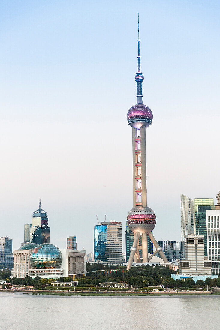 Early evening on the Bund, landmark of Shanghai, dusk, twilight, Oriental Pearl Tower, Pudong, Shanghai, China, Asia