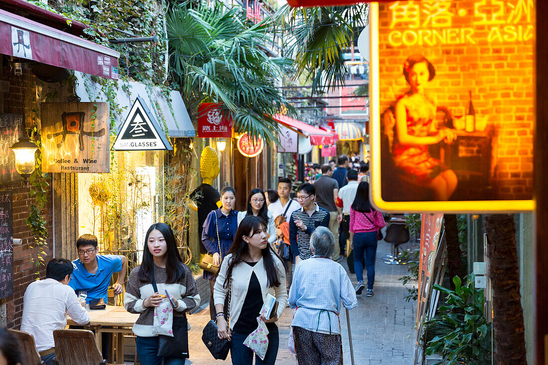 Junge Leute, Tianzifang, Besucher, Läden, Straßenszene, Bummelgegend, Einkaufsstraße, Schanghai, Shanghai, China, Asien