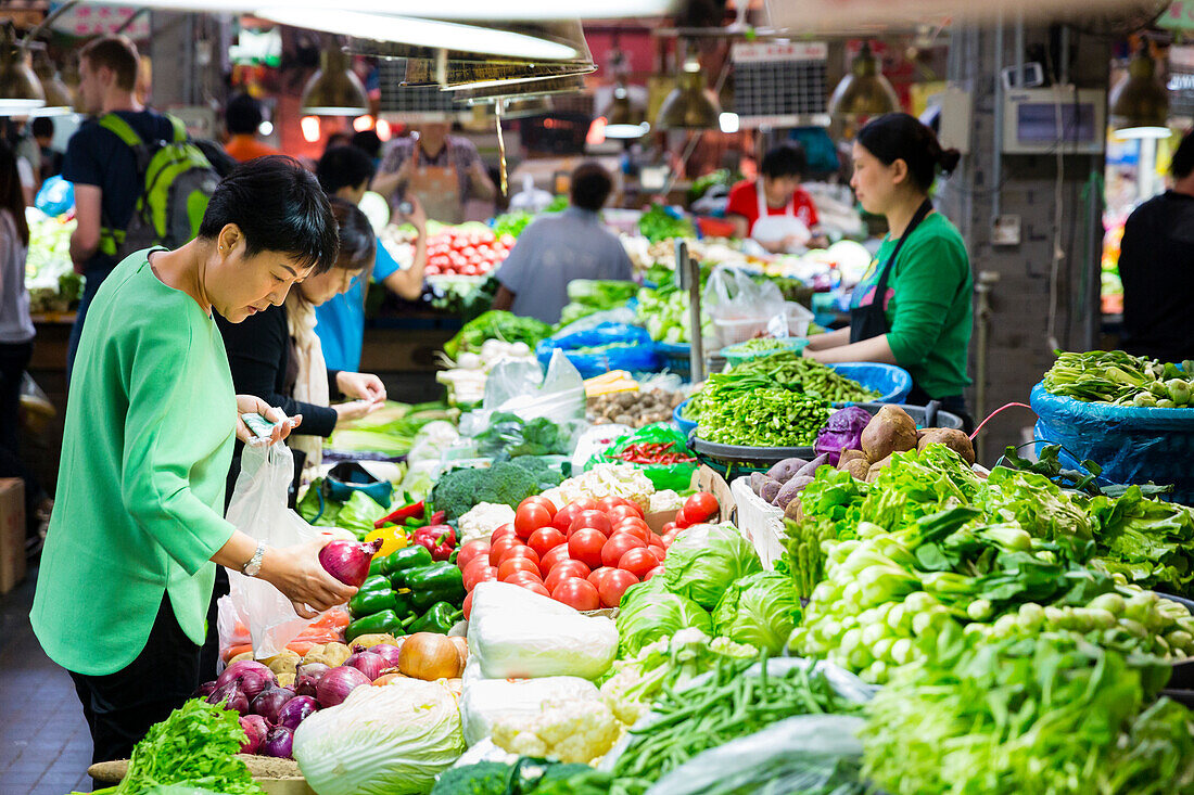 Tianzifang, Einkaufen auf dem Markt, Gemüsemarkt, Frischemarkt, Markthalle, Verkäufer, Kunde, grünes Gemüse, Salat, vegetarische Ernährung, Schanghai, Shanghai, China, Asien