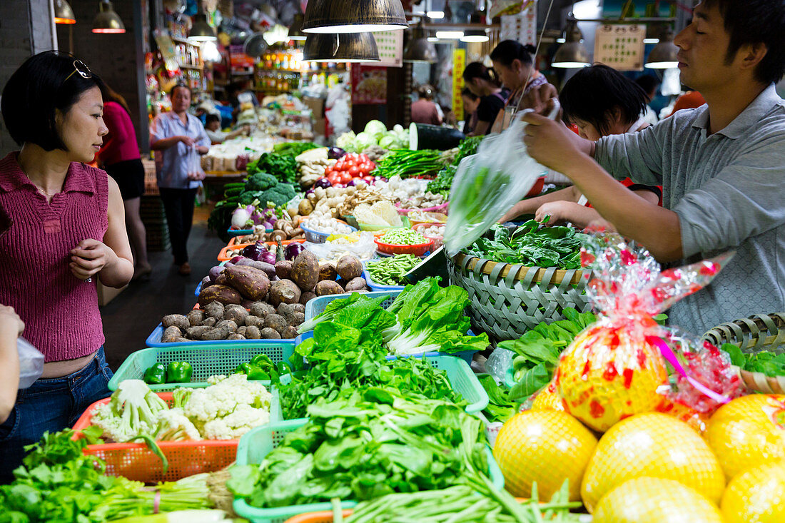 Tianzifang, Einkaufen auf dem Markt, Gemüsemarkt, Frischemarkt, Markthalle, Verkäufer, Kunde, grünes Gemüse, Salat, vegetarische Ernährung, Schanghai, Shanghai, China, Asien