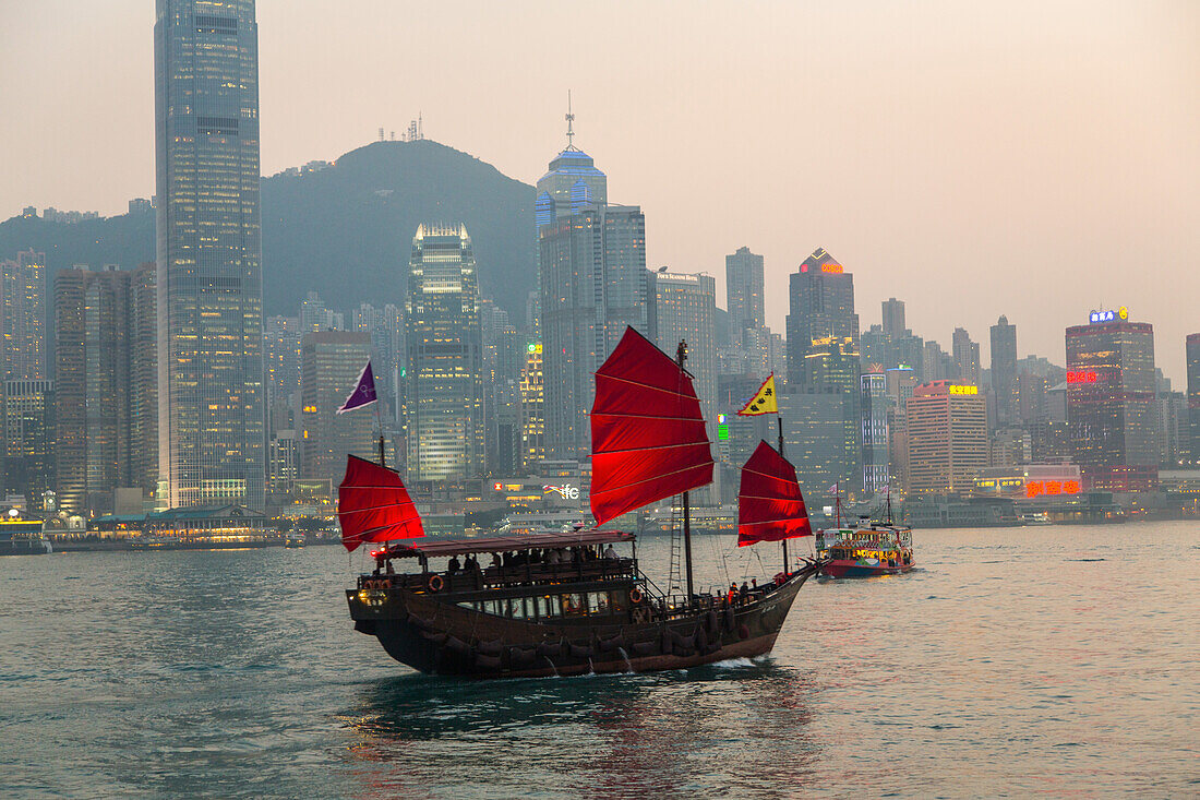 Dschunke mit roten Segeln, Wasser, Pier, Hafen, Touristenboot, Attraktion, Hafenrundfahrt, Victoria Harbour zwischen Hong Kong Island und Kowloon, Central, Neon, Leuchten, Dämmerung, Abend, Nachtaufnahme, Blaue Stunde, Hongkong, China, Asien