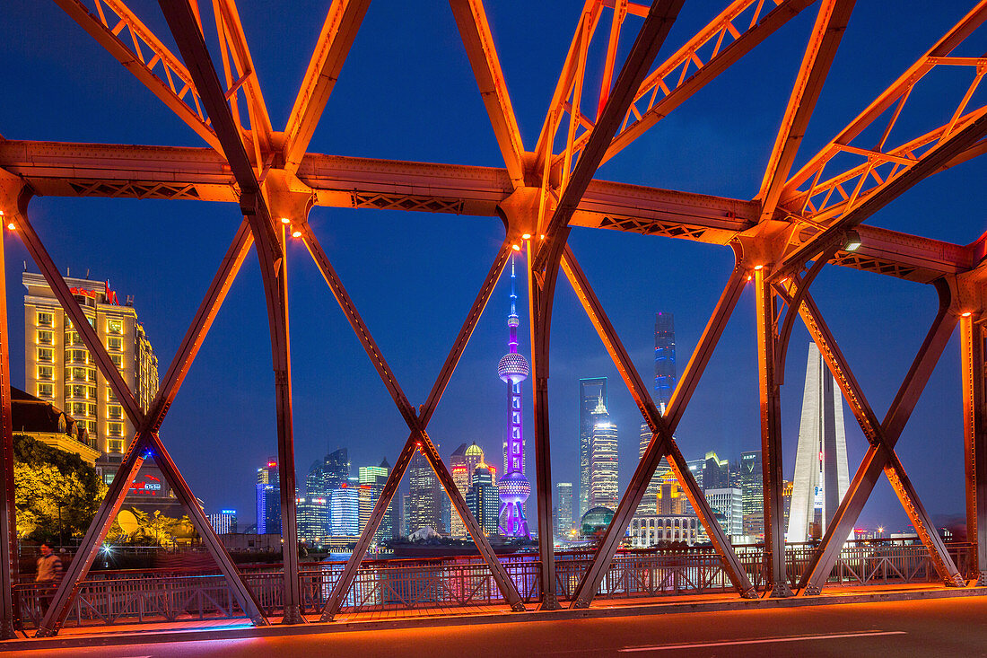 Shanghai, Waibaidu Brücke über Suzhou Creek, Skyline Pudong im Hintergrund, Nachtaufnahme, Blaue Stunde, rot angestrahlt, beleuchtet, historische Stahlbrücke, Fluss, China, Asien