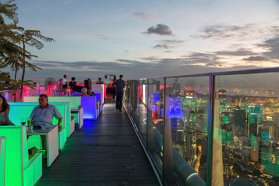 Stadtaussicht von 1-Altitude Dachterrasse, höchste Bar, Aussicht über Stadt, Lounge, farbig illumnierte Sitzmöbel, Singapore River und Marina Bay, Nachtaufnahme, Blaue Stunde, bunt beleuchtet, Touristen, Singapur Singapur