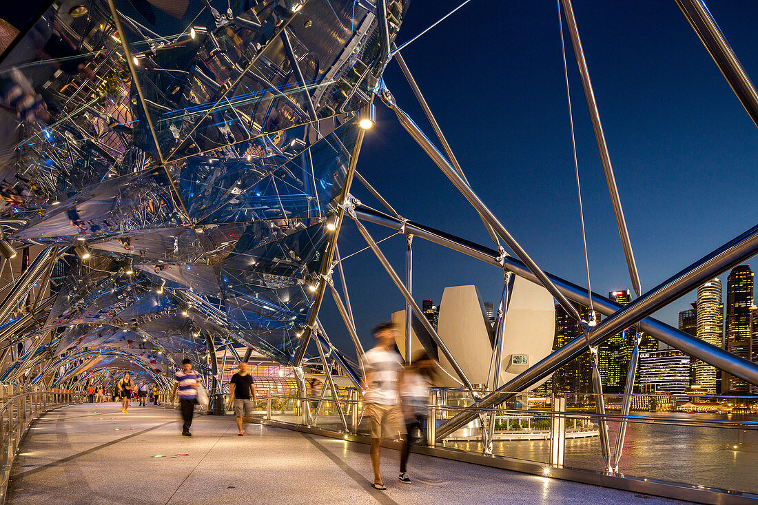 Singapore, Fußgänger auf Helix Bridge, Fußgängerbrücke, Blaue Stunde, Abenddämmerung, Architektur, Lotus Flower, ArtScience Museum, Marina Bay Sands, Singapur
