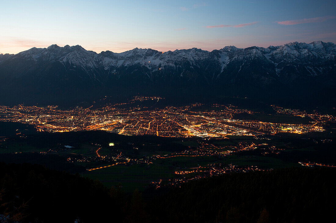 Blick vom Patscherkofel auf Innsbruck, dahinter das Karwendel, Tirol, Österreich