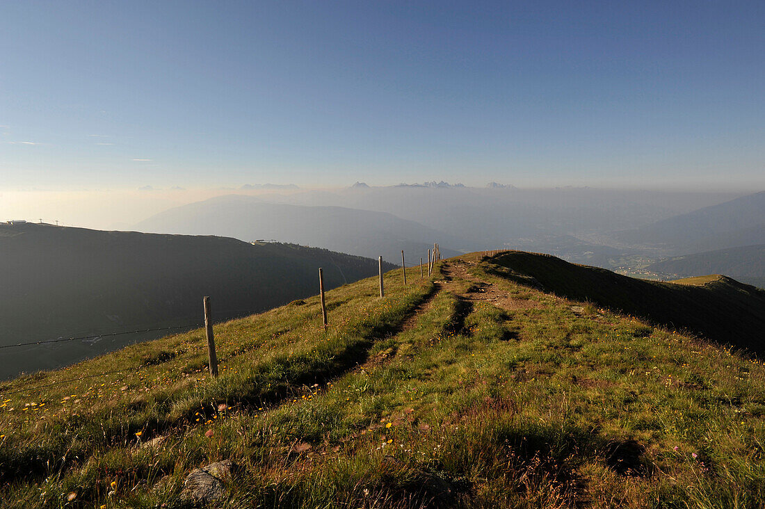 Blick vom Gitschberg auf Eisacktal mit Brixen, dahinter die Dolomiten, Südtirol, Italien