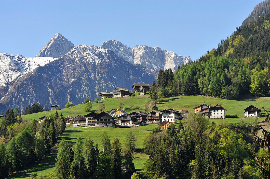 Weiler im Lesachtal, Blick Richtung Karnischer Kamm, Osttirol, Östereich