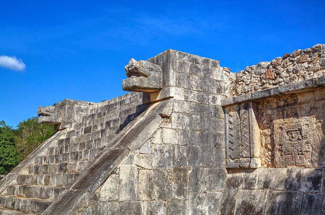 Stairway with serpent heads, Platform of Venus, Chichen Itza, UNESCO World Heritage Site, Yucatan, Mexico, North America