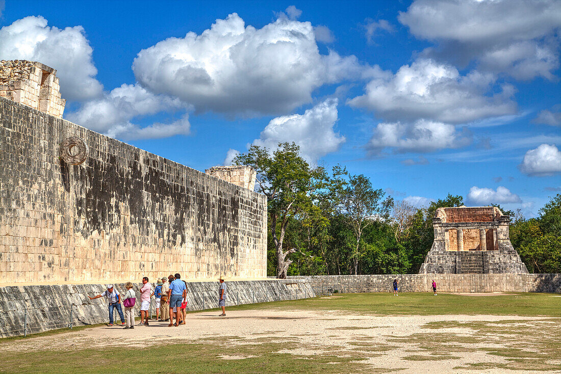 Tourists with guide, The Grand Ball Courrt (Gran Juego de Pelota), Chichen Itza, UNESCO World Heritage Site, Yucatan, Mexico, North America