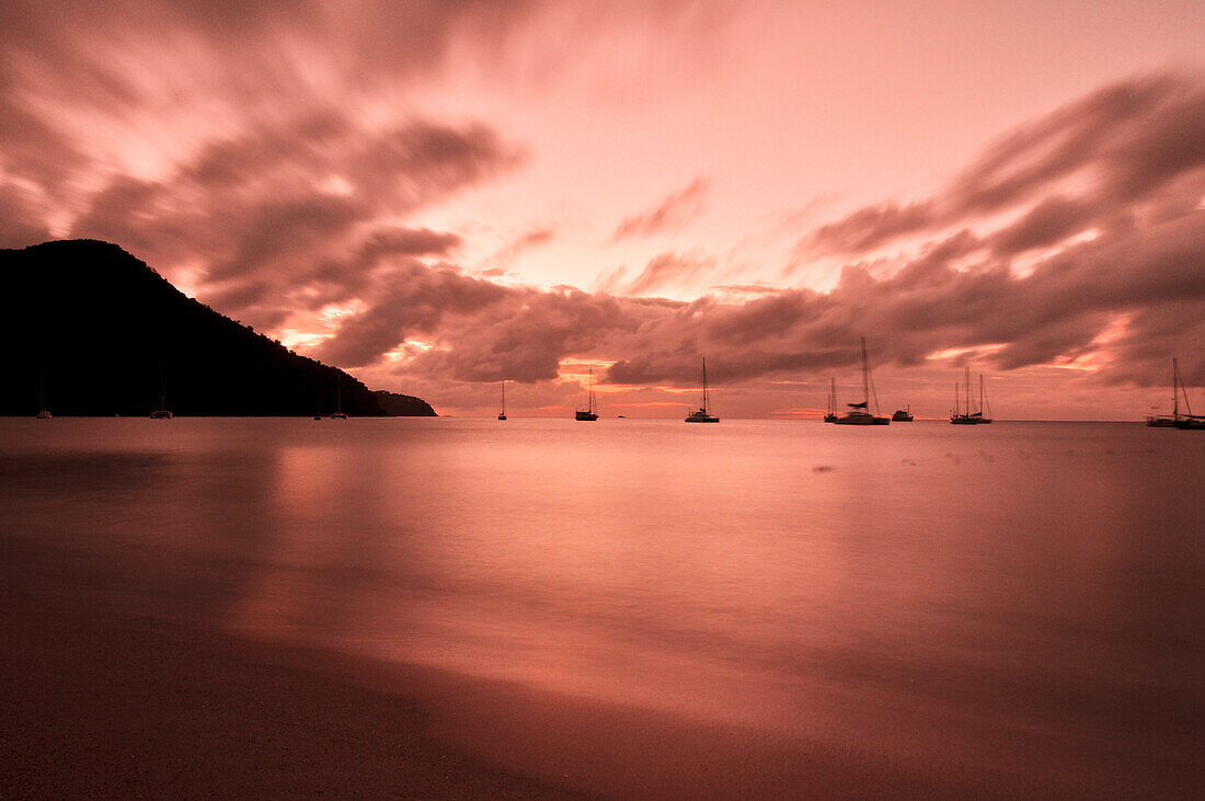 Schiffe und Segelboote bei Sonnenuntergang am Strand Reduit Beach, Meer, Rodney Bay, St. Lucia, Saint Lucia, Kleine Antillen, Westindische Inseln, Windward Islands, Antillen, Karibik, Mittelamerika
