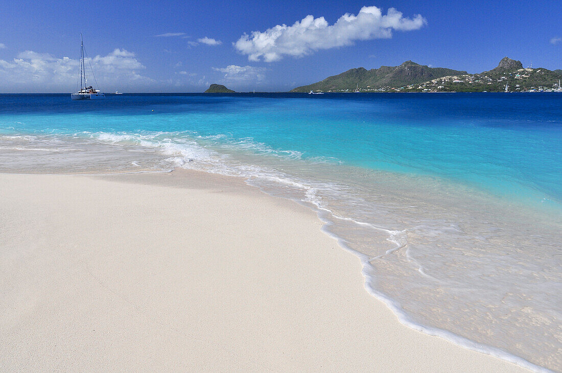 Strand mit Wellen, Segelschiff und Blick auf Union Island, Meer, Palm Island, St. Vincent und die Grenadinen, Saint Vincent and the Grenadines, Kleine Antillen, Westindische Inseln, Windward Islands, Antillen, Karibik, Mittelamerika