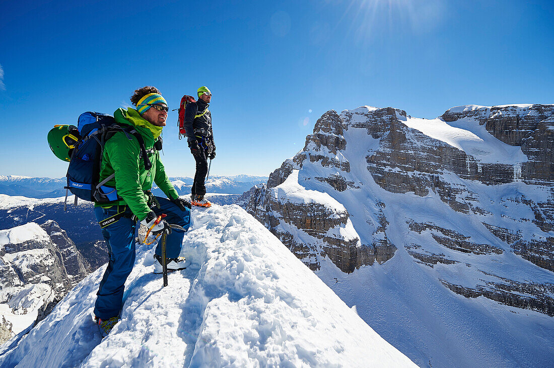 Zwei Männer stehen auf dem Gipfel des Cima Falkner, Im Hintergrund Cima Brenta, Skitour, Brenta Gebirge, Dolomiten, Trentino, Italien