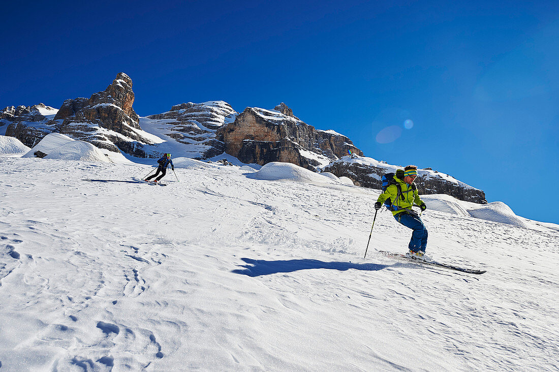 Zwei Männer fahren Ski auf dem Weg nach Madonna di'Campiglio, Rifugio Tucket, Ski, klettern, Skitour, Brenta Gebirge, Dolomiten, Trentino, Italien
