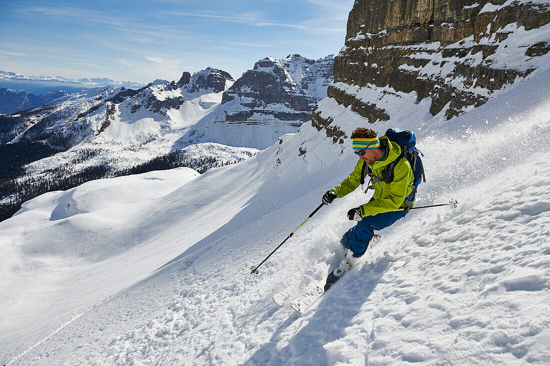 Ein Mann fährt Ski, offpiste auf dem GipfelSattel des Bocchetta die Tres Cime, Ski, klettern, Skitour, Brenta Gebirge, Dolomiten, Trentino, Italien