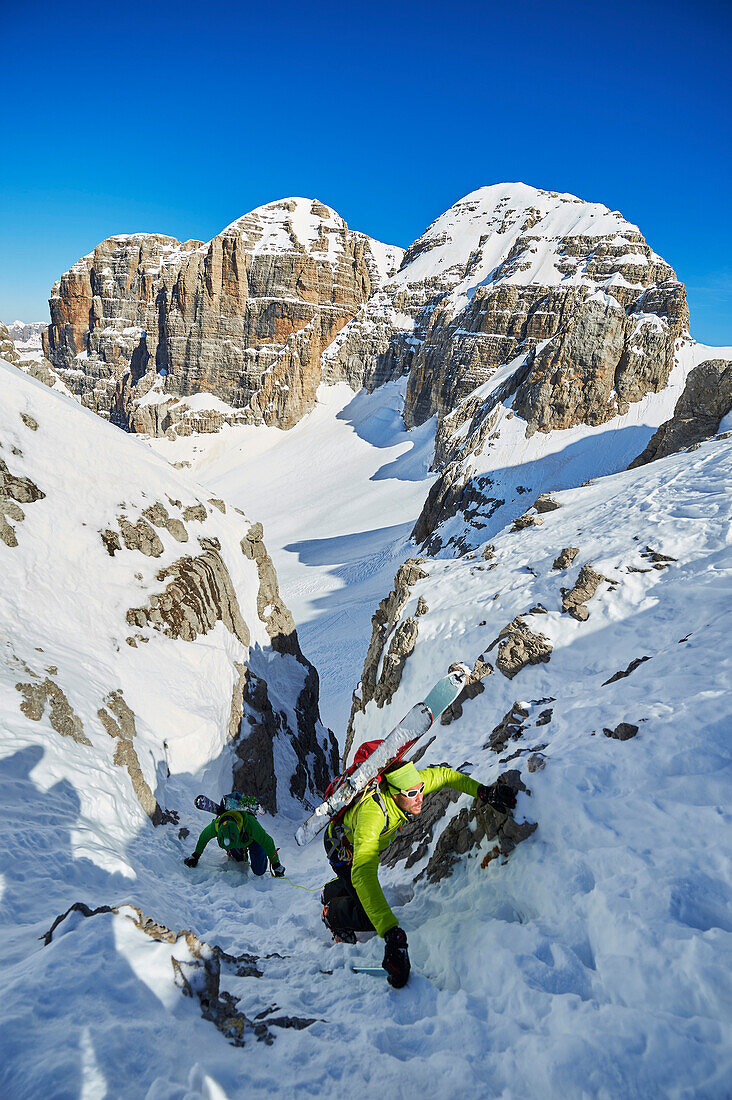 Zwei Männer gehen eine Skitour auf dem Weg zum Cima d´Agola Ski, klettern, Skitour, Brenta Gebirge, Dolomiten, Trentino, Italien