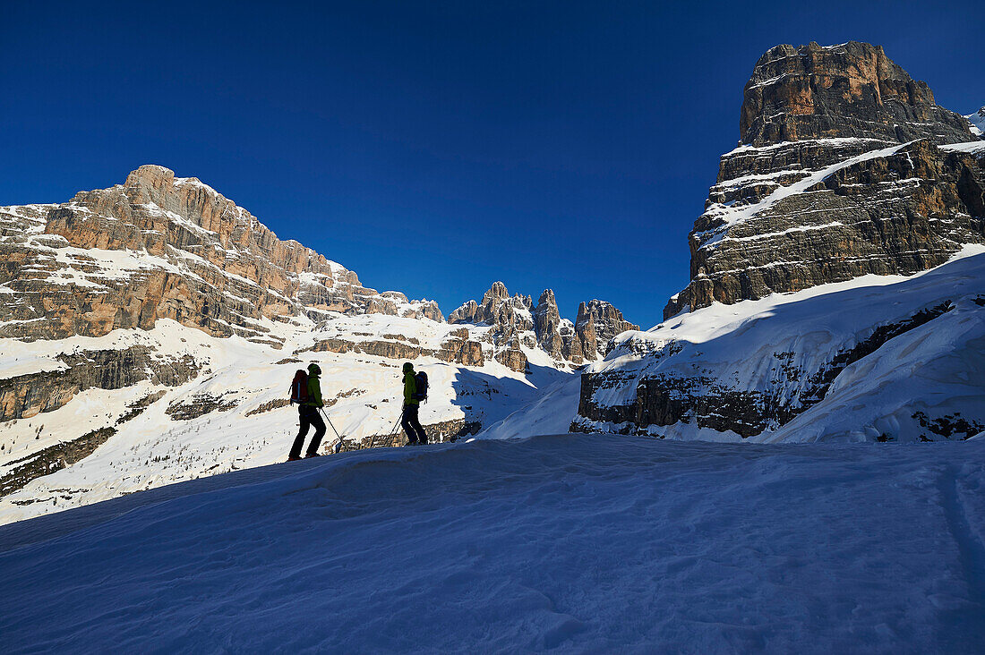 Zwei Männer gehen eine Skitour Ski, klettern, Skitour, Brenta Gebirge, Dolomiten, Trentino, Italien
