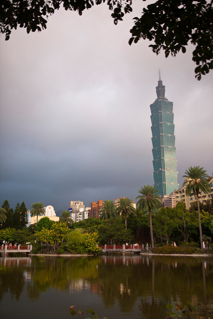 Gewitterstimmung,Taipei Financial Center, Taipei 101 Wolkenkratzer gesehen vom Zhongshan Park in Taipeih, Taiwan, Republik China, Asien