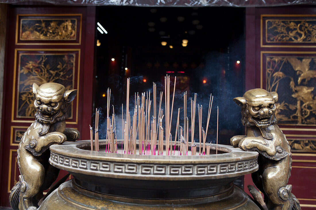Räucherstäbchen vor einem chinesischen Tempel in Kaohsiung, Taiwan, Republik China, Asien