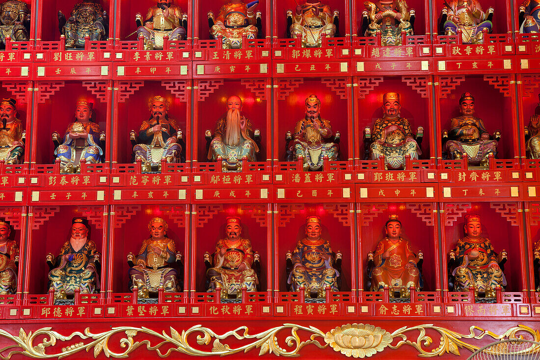 Chinese figures in a temple in Kaohsiung, Taiwan, Republik China, Asia