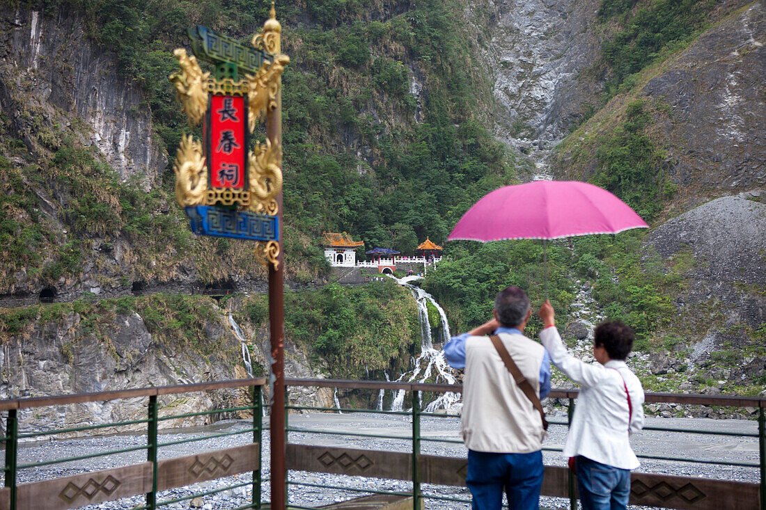 Tempel mit Wasserfall in der Taroko-Schlucht im Taroko-Nationalpark bei Hualien, Taiwan, Republik China, Asien