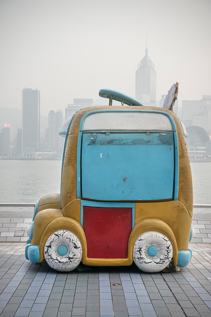geschlossener und heruntergekommer Imbiss Wagen bei der Avenue of Stars, Kowloon, Hongkong, China, Asien