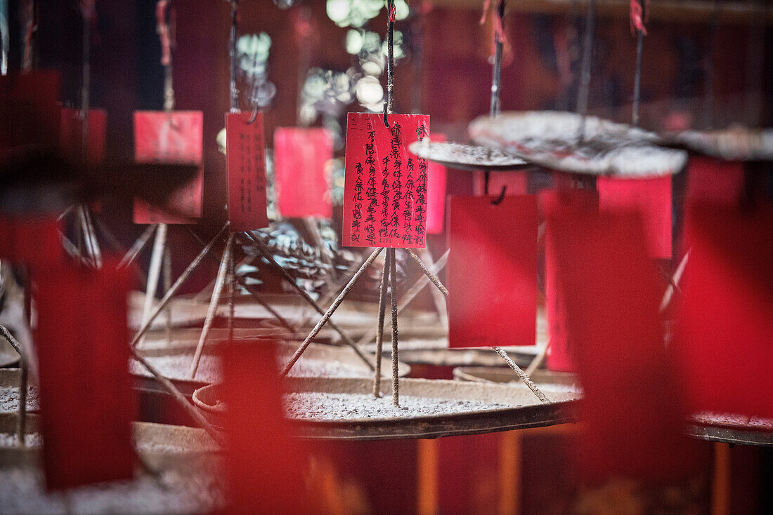 Fürbitten hängen an Räucher Spirale im Man Mo Tempel, Hongkong Island, China, Asien