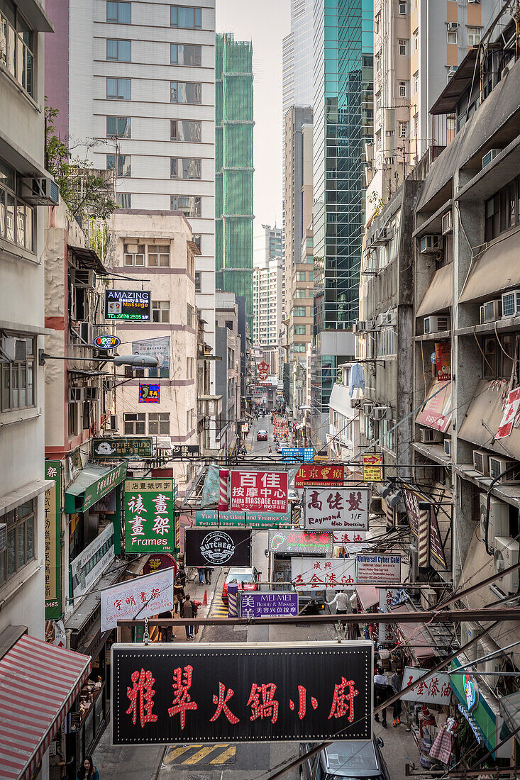 Blick durch Hochhäuser Schlucht vom Central Mid-Level Escaltor, Hongkong Island, China, Asien