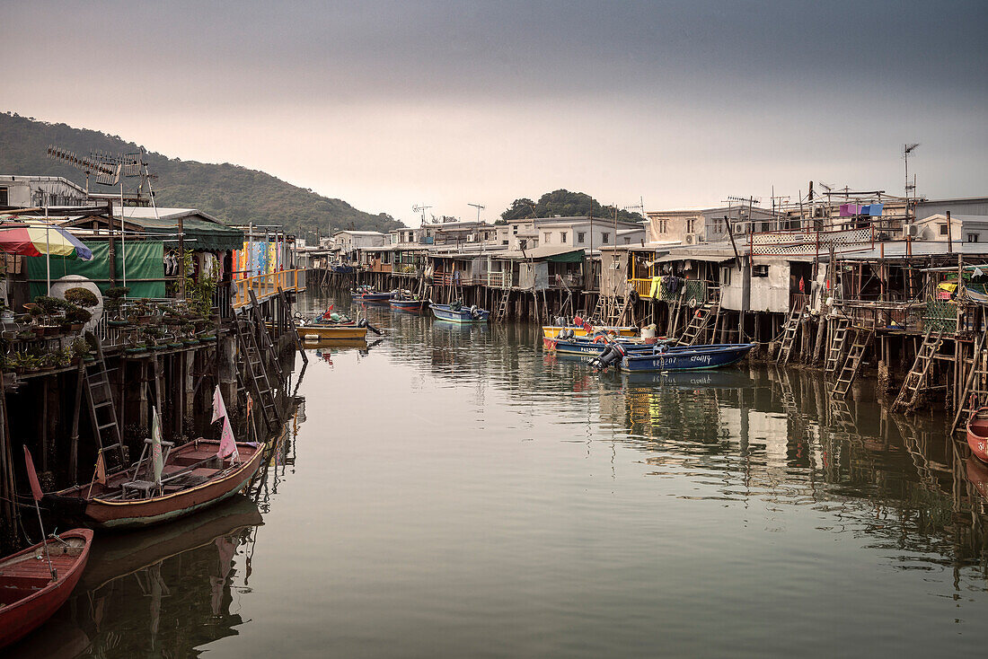 Boote und Pfahlhäuser im Fischerdorf Tai O, Insel Lantau, Hongkong, China, Asien