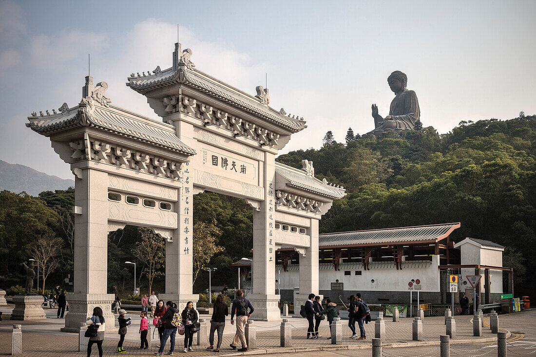 Eingangsportal und Tian Tan Buddha Statue beim Kloster Po Lin, Lantau Insel, Hongkong, China, Asien