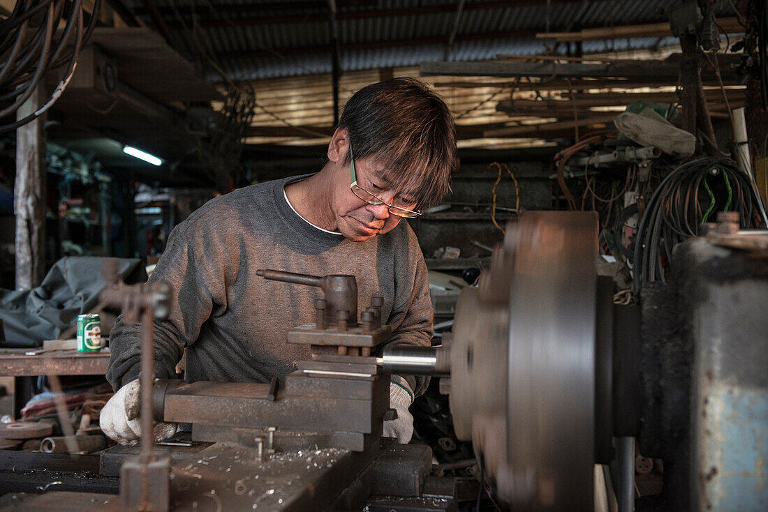 Metallverarbeitung Mechaniker bei der Arbeit im Fischerdorf Tai O, Insel Lantau, Hongkong, China, Asien