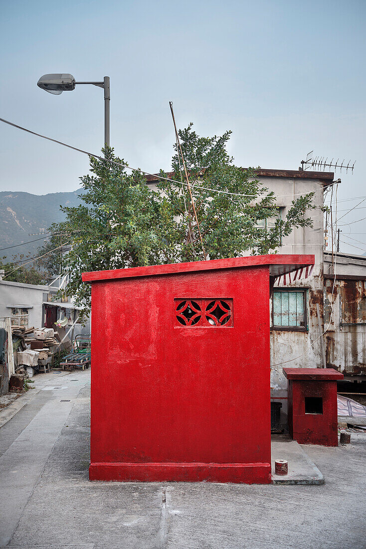 frisch in rot gestrichener Schrein im Fischerdorf Tai O, Insel Lantau, Hongkong, China, Asien