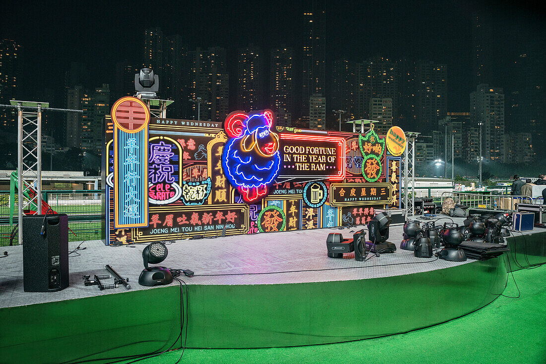 Bühne anlässlich des Chinesischen Neujahrs Festes bei Pferderennbahn Happy Valley im Wan Chai Stadtteil, Hongkong Island, China, Asien