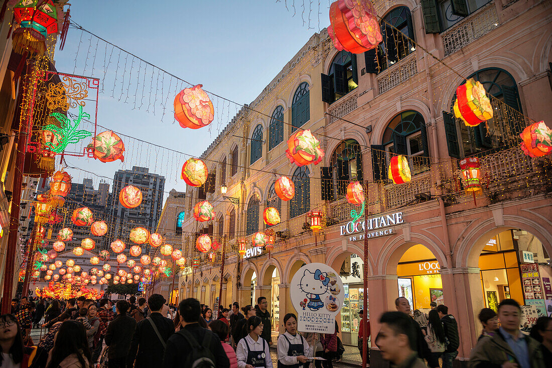 Leuchten und Dekoration anlässlich des Chinesischen Neujahrs Festes in der Altstadt von Macau, China, Asien