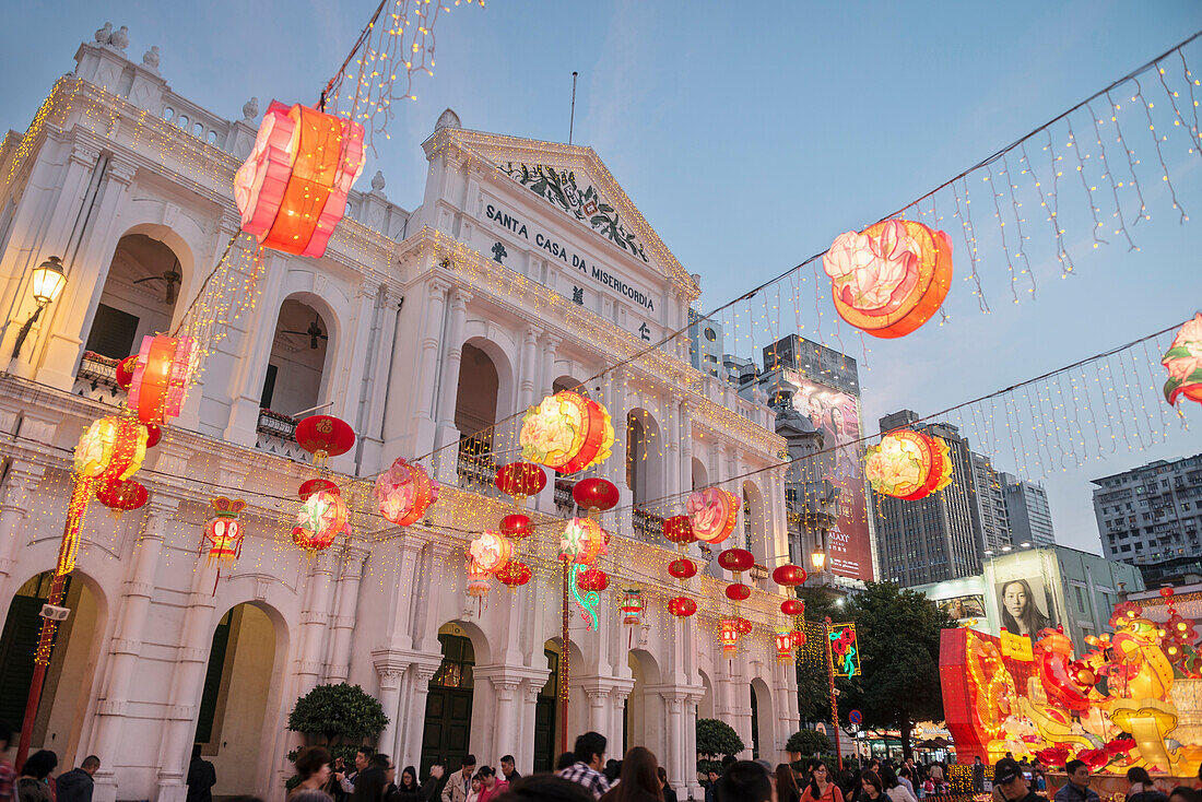 Leuchten und Dekoration anlässlich des Chinesischen Neujahrs Festes in der Altstadt von Macau, China, Asien